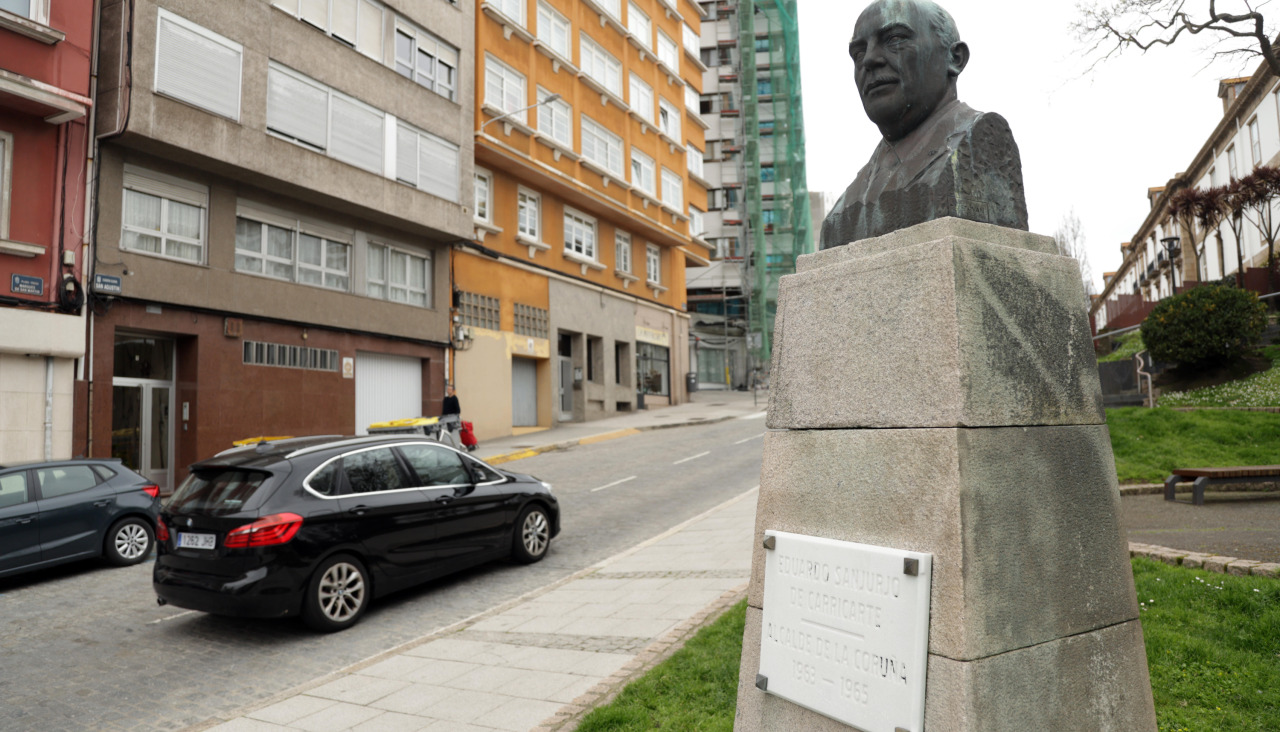 Busto de Sanjurjo de Carricarte situado detrás del palacio municipal