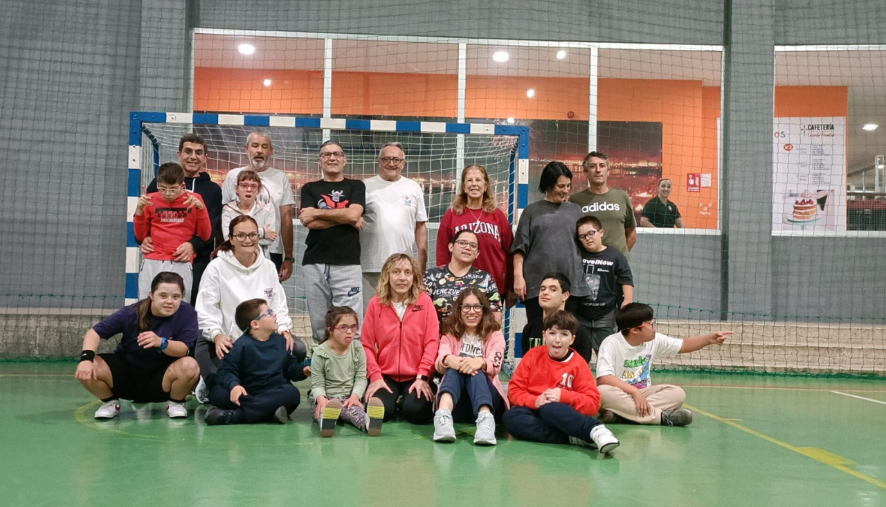 Varios usuarios de Down Coruña, durante una actividad deportiva de la asociación