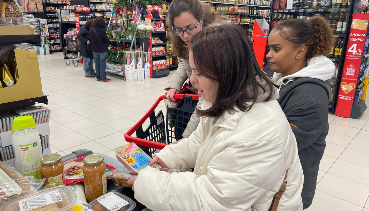 Sandra Varela (arriba izquierda), Laura Pena (primer plano) y Elvia Gabriela Javier (derecha), haciendo su compra