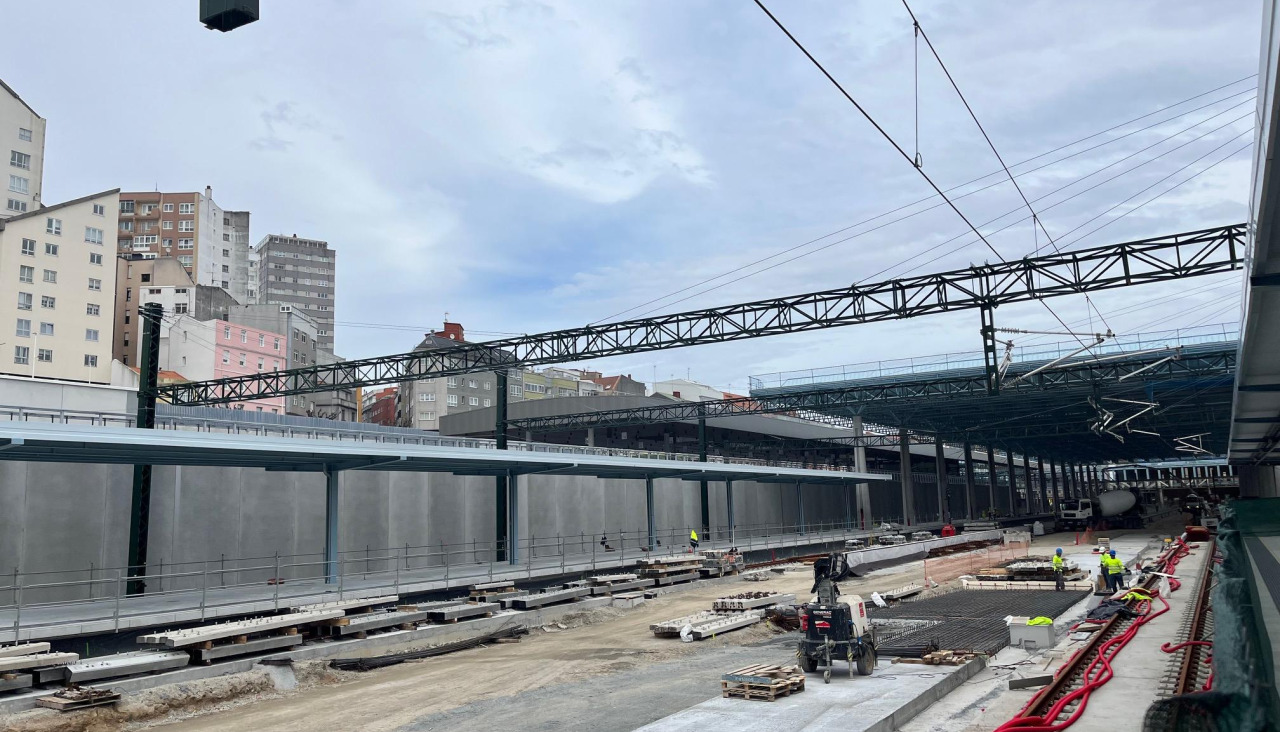 Varios operarios trabajan en la construcción de vías y andenes, esta semana, en la estación intermodal de A Coruña cedida