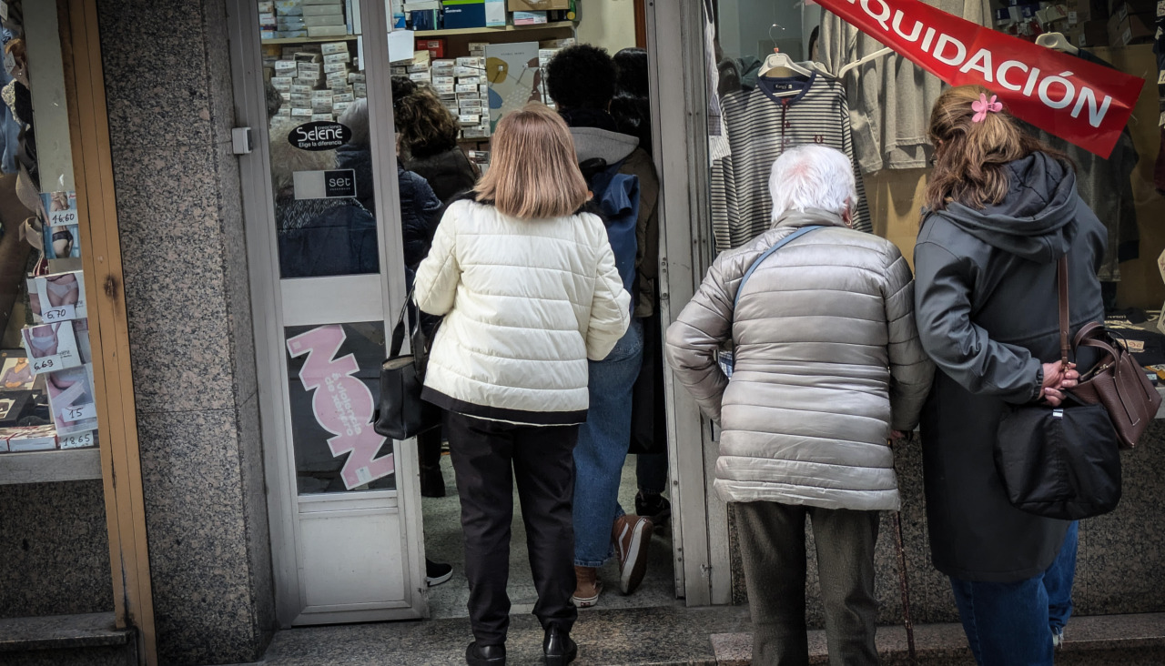 Colas en la liquidación por cierre de una mercería de Os Mallos