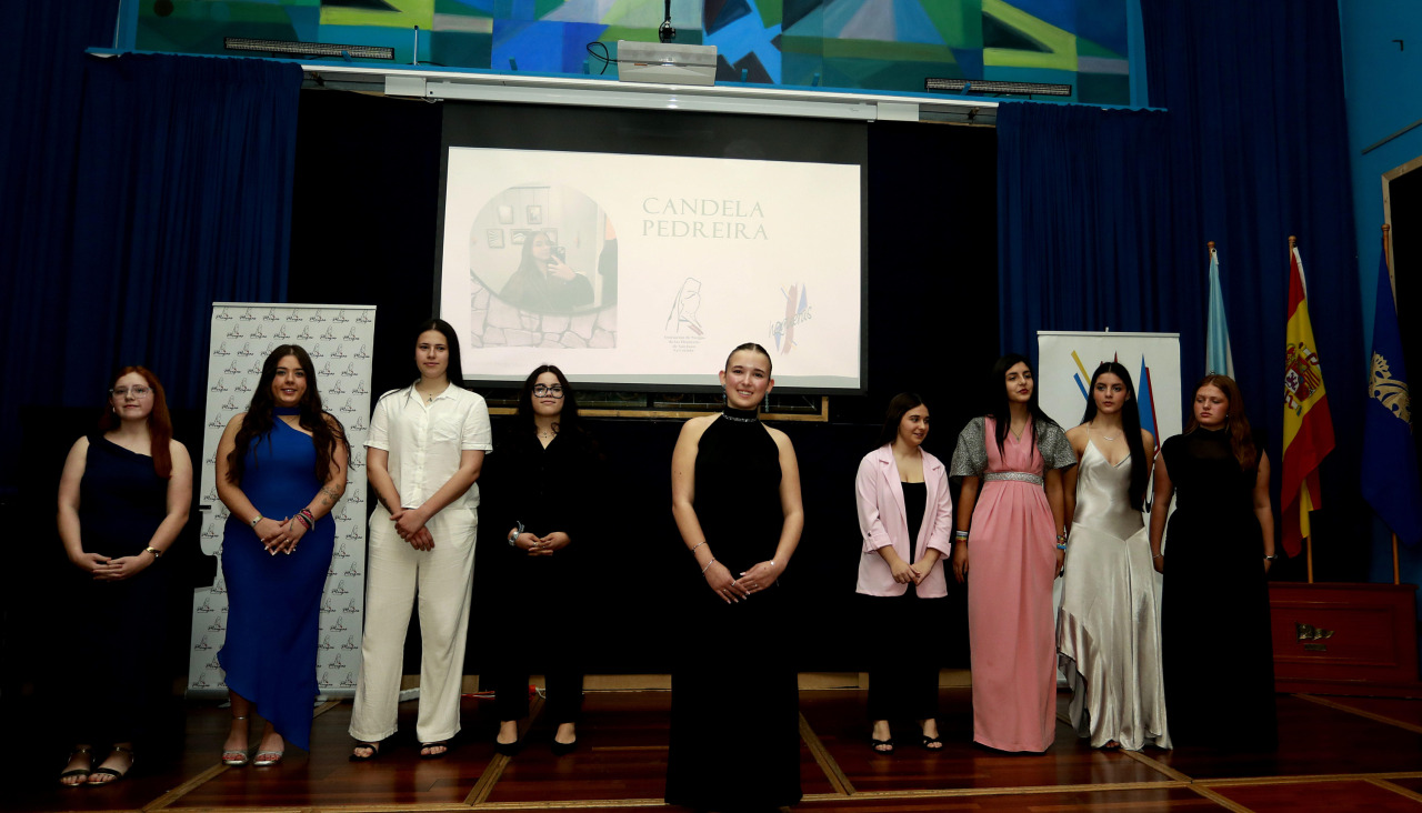 Candela Pedreira, en el centro, tras ser seleccionada Meiga Mayor