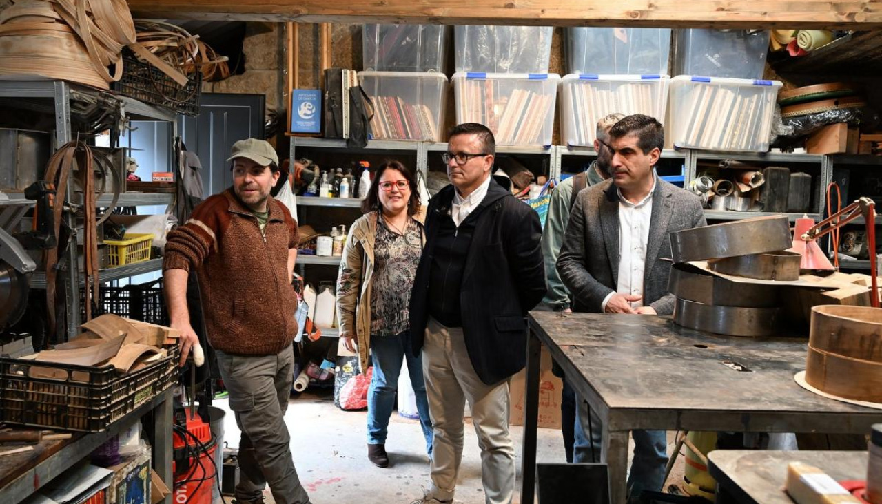 El conselleiro de Emprego, durante su visita este sábado al taller O Reberete en la localidad ourensana de San Cristovo de Cea