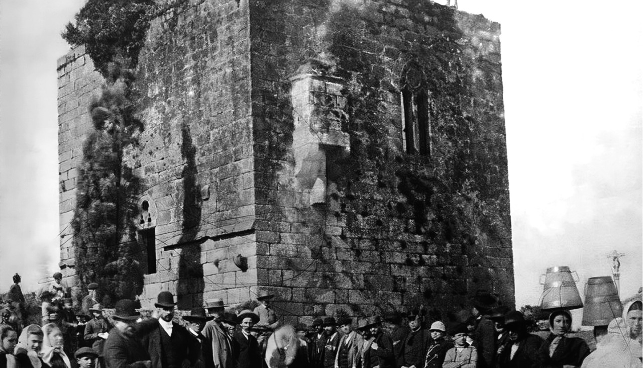 Torre de Doña Urraca, en Caldas de Reis, donde vivió la madre de Alfonso VII, fue demolida y hoy en día tan solo se conservan algunas de sus piedras en la iglesia
