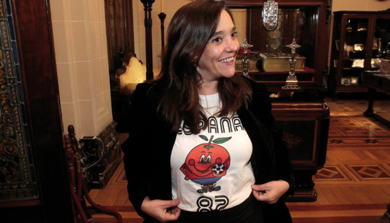 Inés Rey con la camiseta de Naranjito