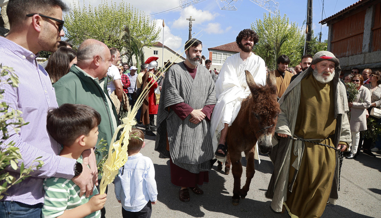Domingo de Ramos en Paradela con la recreación de la llegada de Jesús en burro a Jerusalén