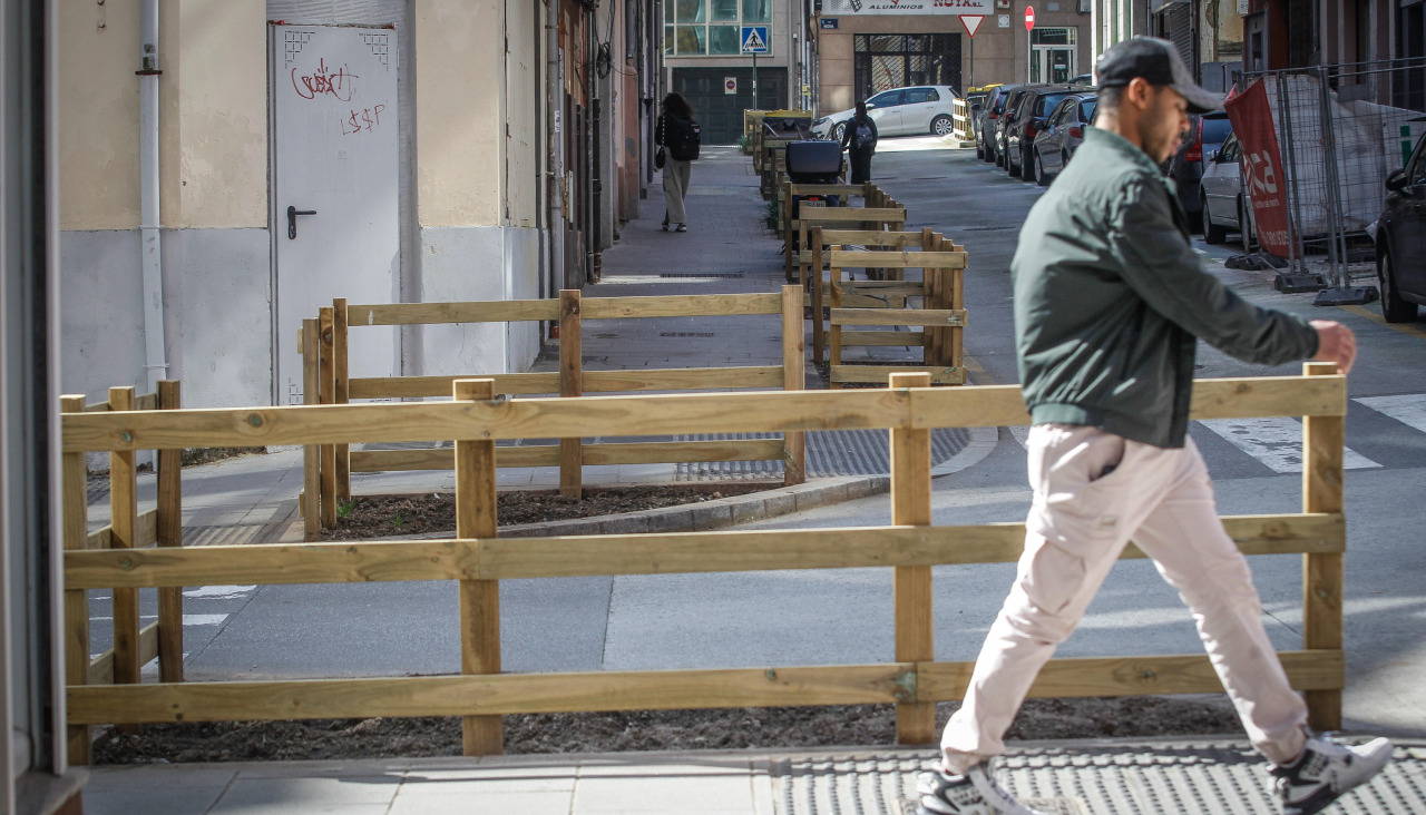 Vallas en la calle Santander de Os Mallos