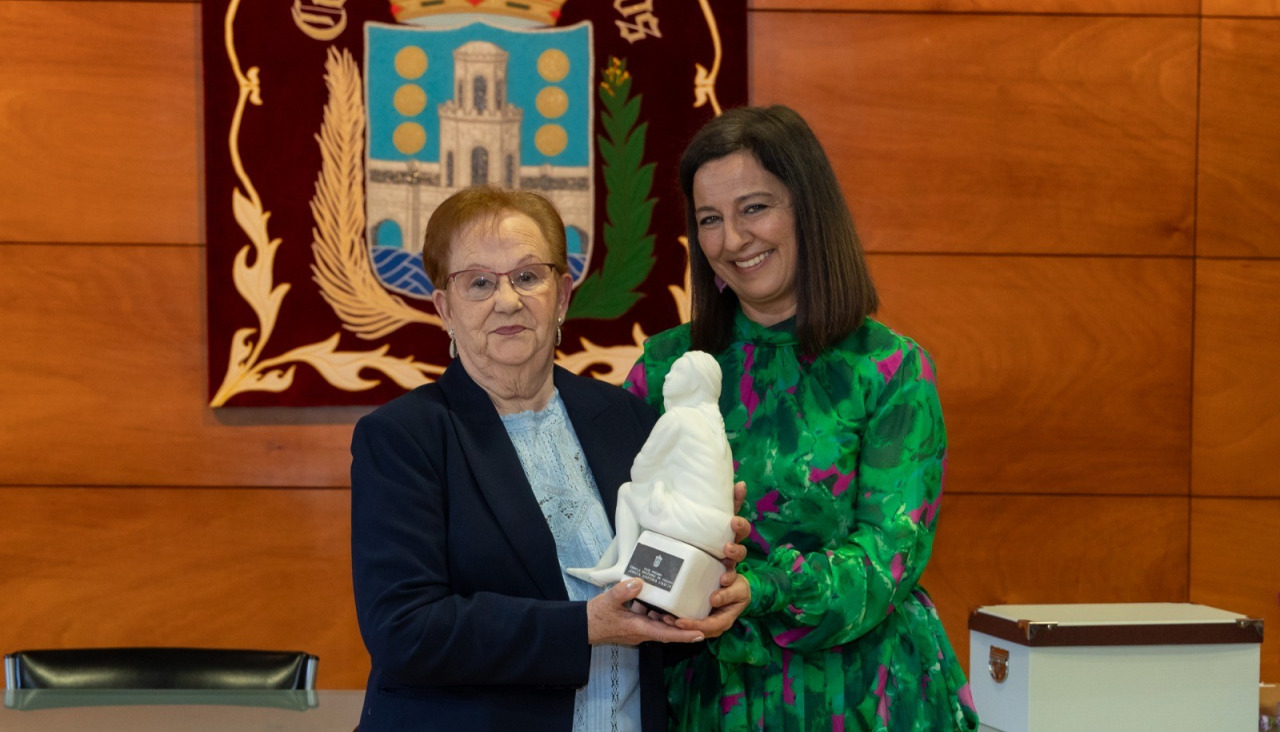Josefa Naveira García recibe el Premio Úrsula Meléndez de Texeda en Betanzos