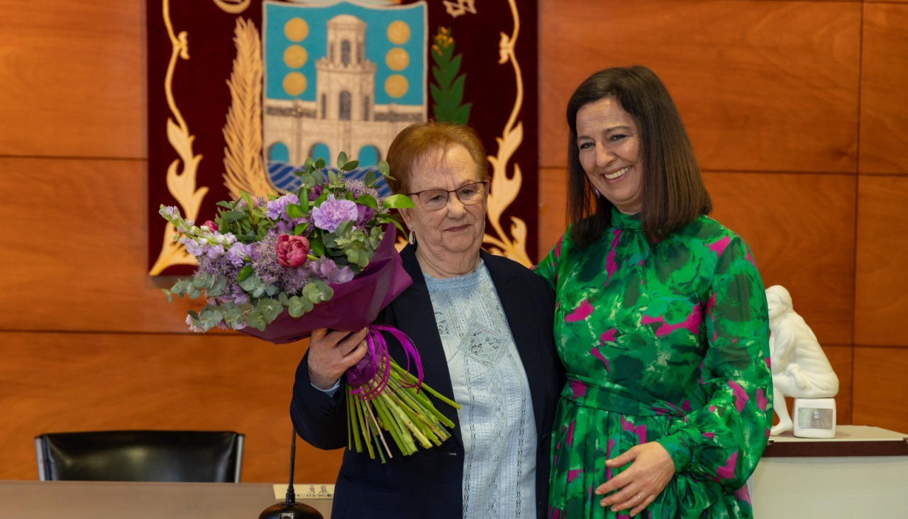 Josefa Naveira García recibe el Premio Úrsula Meléndez de Texeda en Betanzos