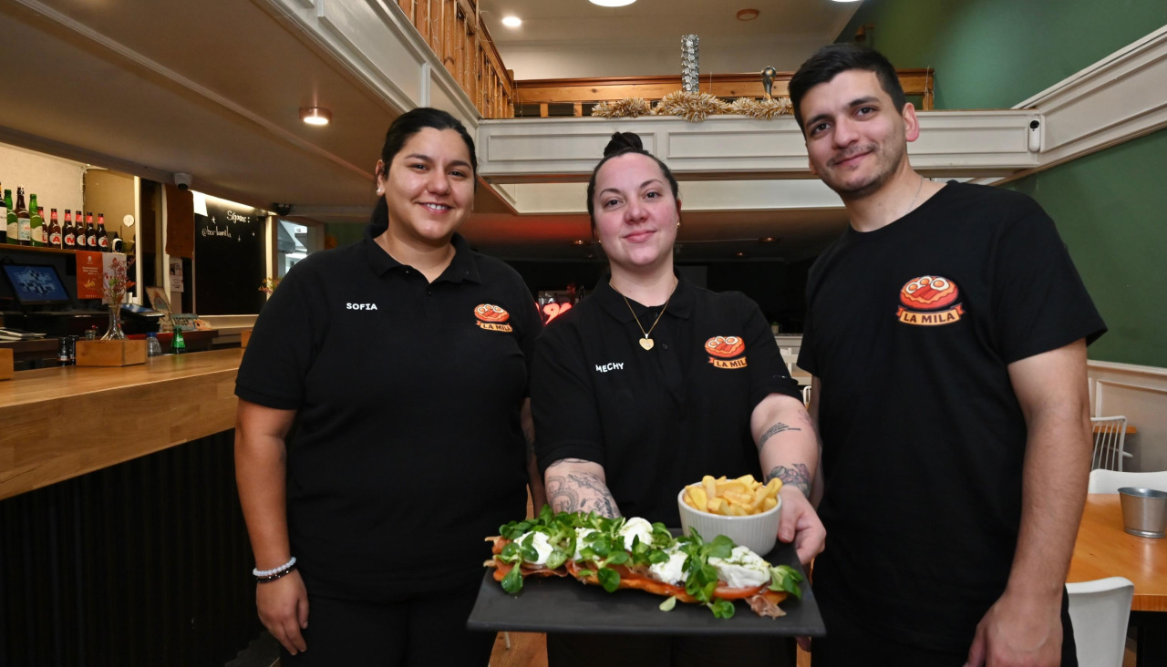 Mercedes Ardiles, Sofía Fuenzalida y Maxi Lucero, con una de las famosas milanesas argentinas