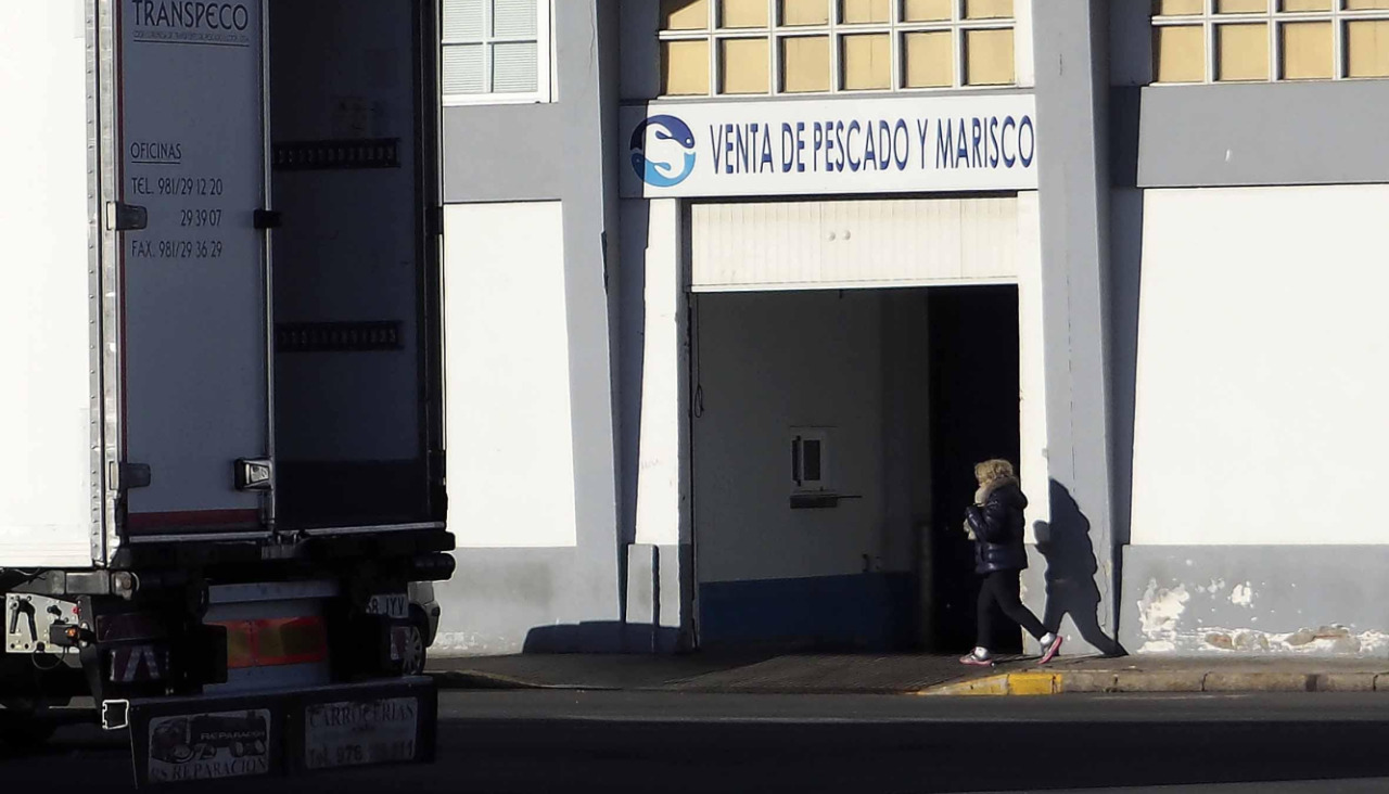 Un camión junto a la lonja del puerto coruñés, en una imagen de 2019