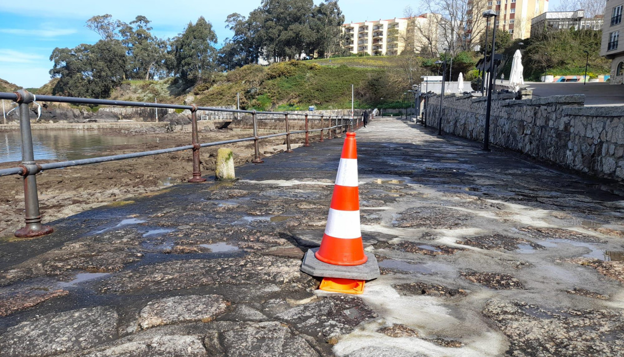 El Ayuntamiento instaló conos sobre los huecos del paseo para evitar posibles lesiones de los viandantes
