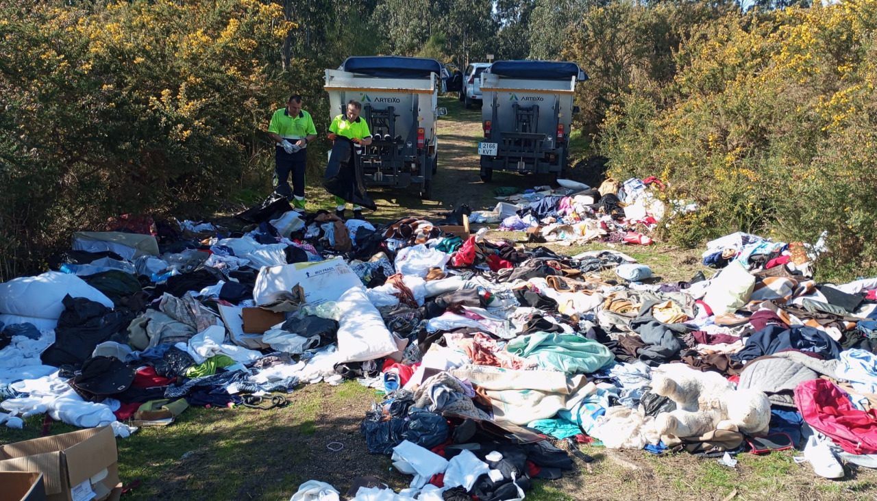 Los operarios del Ayuntamiento de Arteixo recogen la basura