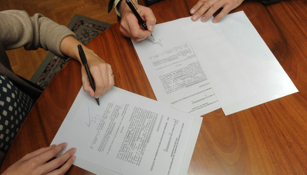 Una pareja firma los papeles del divorcio