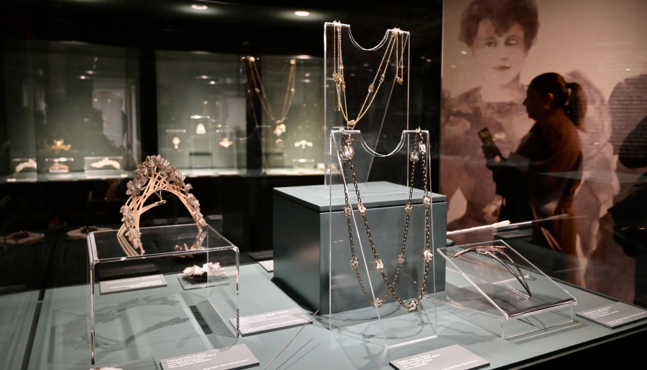 Lalique fue pionero en el uso de materiales considerados hasta entonces secundarios, como el vidrio, el esmalte, el cuerno o las piedras semipreciosas