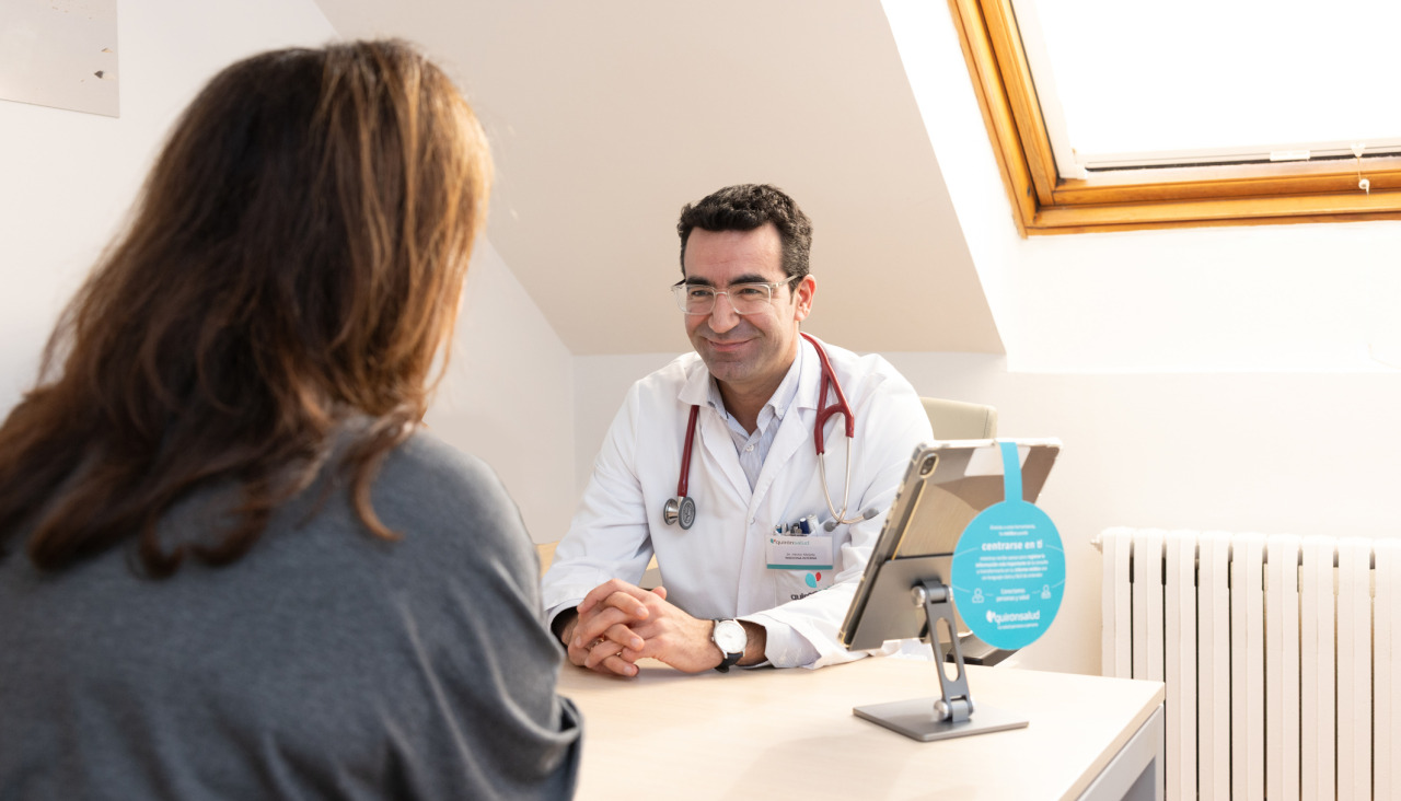 El médico internista Héctor Meijide en una consulta con una paciente con Scribe en Quirónsalud A Coruña