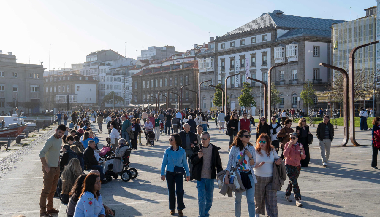 Viandantes caminando por La Marina el pasado fin de semana, aprovechando el buen tiempo  carlota blanco