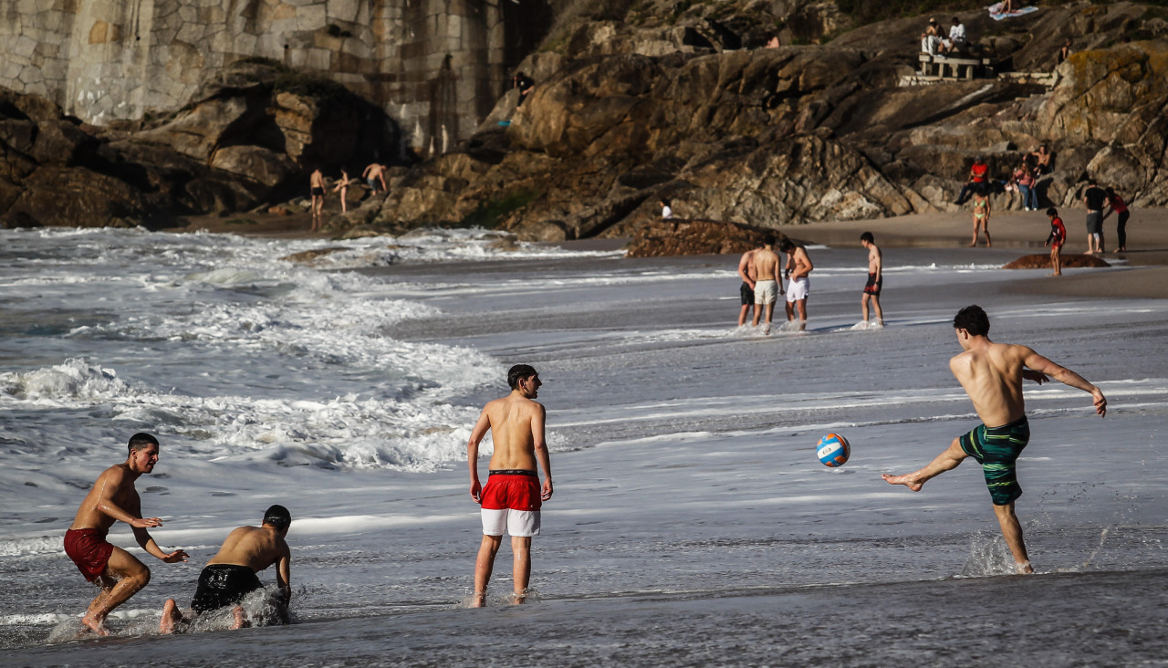 Varias personas, en la playa del Orzán, durante una de las cálidas jornadas de este mes de marzo