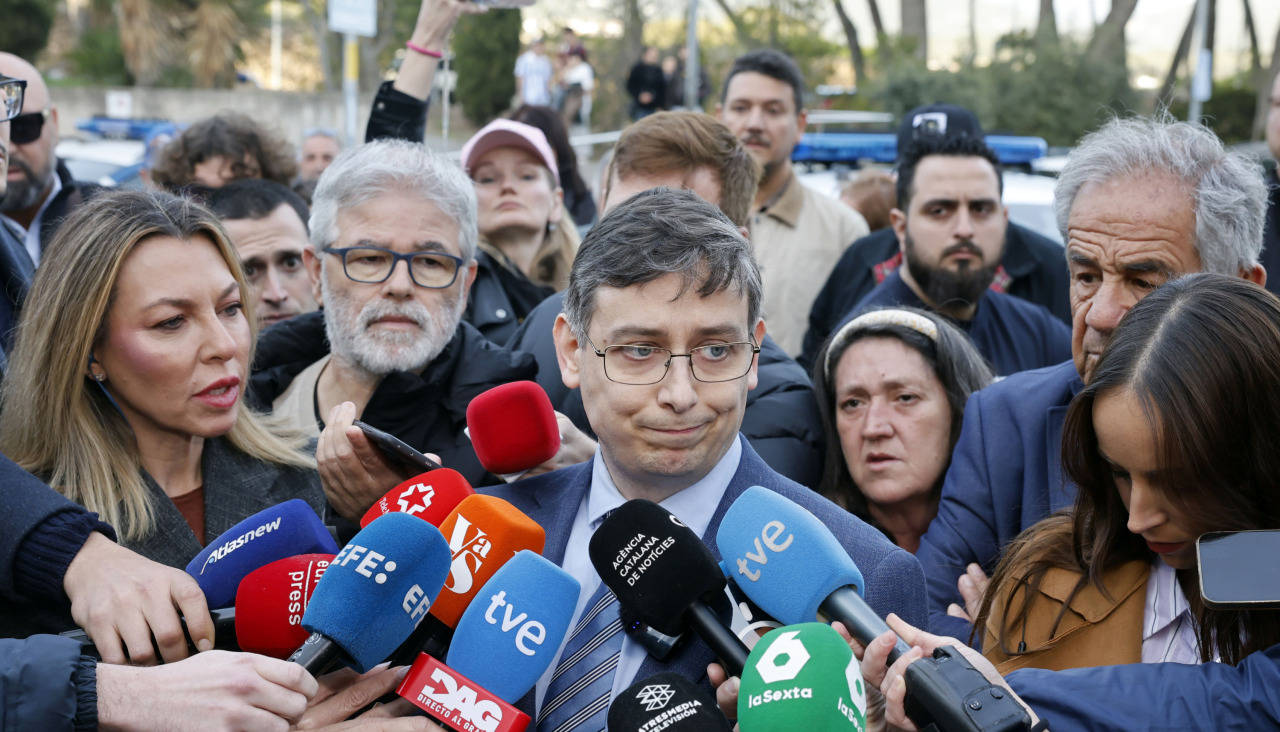 GRAFCAT478. SANT PERE DE RIBES (BARCELONA), 26/03/2026.- El letrado de Abogados Cristianos, José María Fernández Abril, atiende a la prensa en las puertas del Hospital Residencia Sant Camil, en Sant Pere de Ribes (Barcelona), donde numerosos peroidistas y curiosos esperan el desenlace de la eutanasia de Noelia Castillo, la joven de Barcelona de 25 años afectada por una paraplejia y que había solicitado la eutanasia a la que su padre se opuso judicialmente, y que según anunció ella misma en una entrevista en televisión, la recibirá este jueves. EFE/Andreu Dalmau