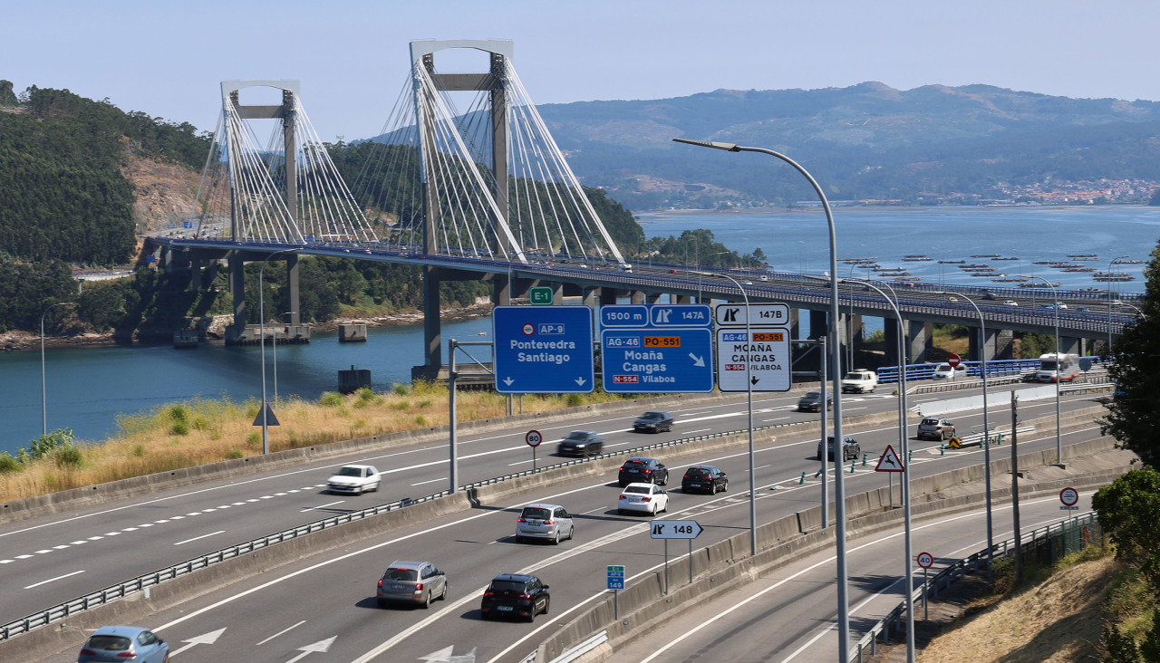 Vista de la AP-9 a su paso por el vigués puente de Rande