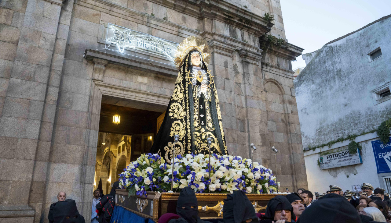 La salida de la procesión de la Virgen de los Dolores