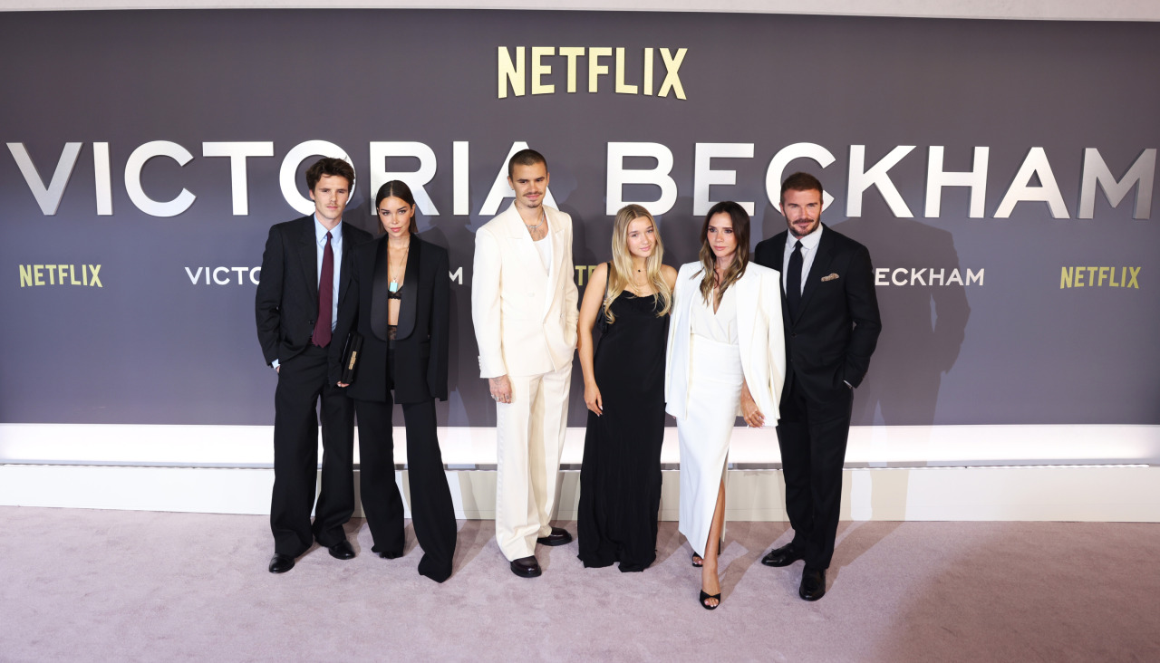 Victoria Beckham y David Beckham posan junto a su hijos (i a d) Cruz –y su pareja, Jackie Apostel–, Romeo y Harper