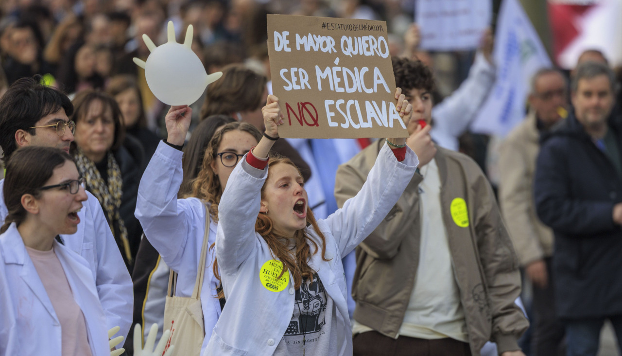 Varios profesionales de la Medicina, durante una concentración en Zaragoza, el pasado 20 de marzo