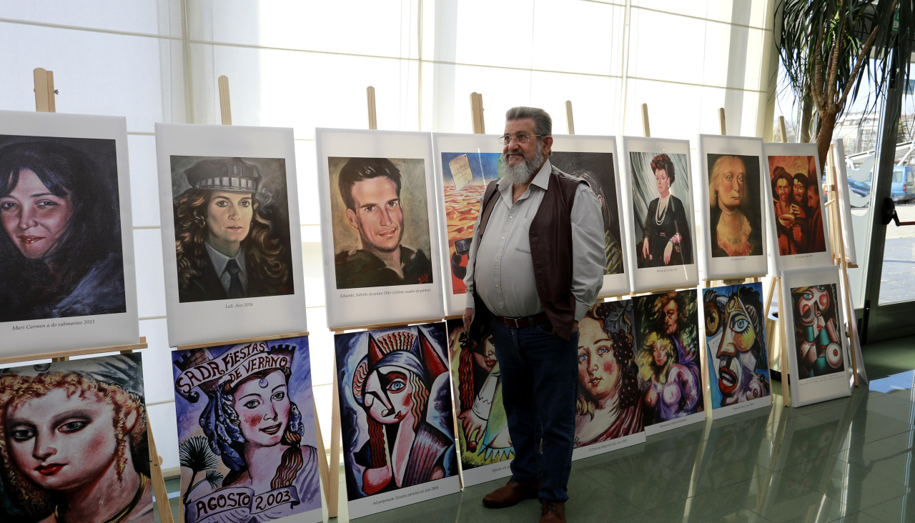 Farruco, irmán de Fernández Rivas e director da casa museo, mostra algunhas das obras da exposición