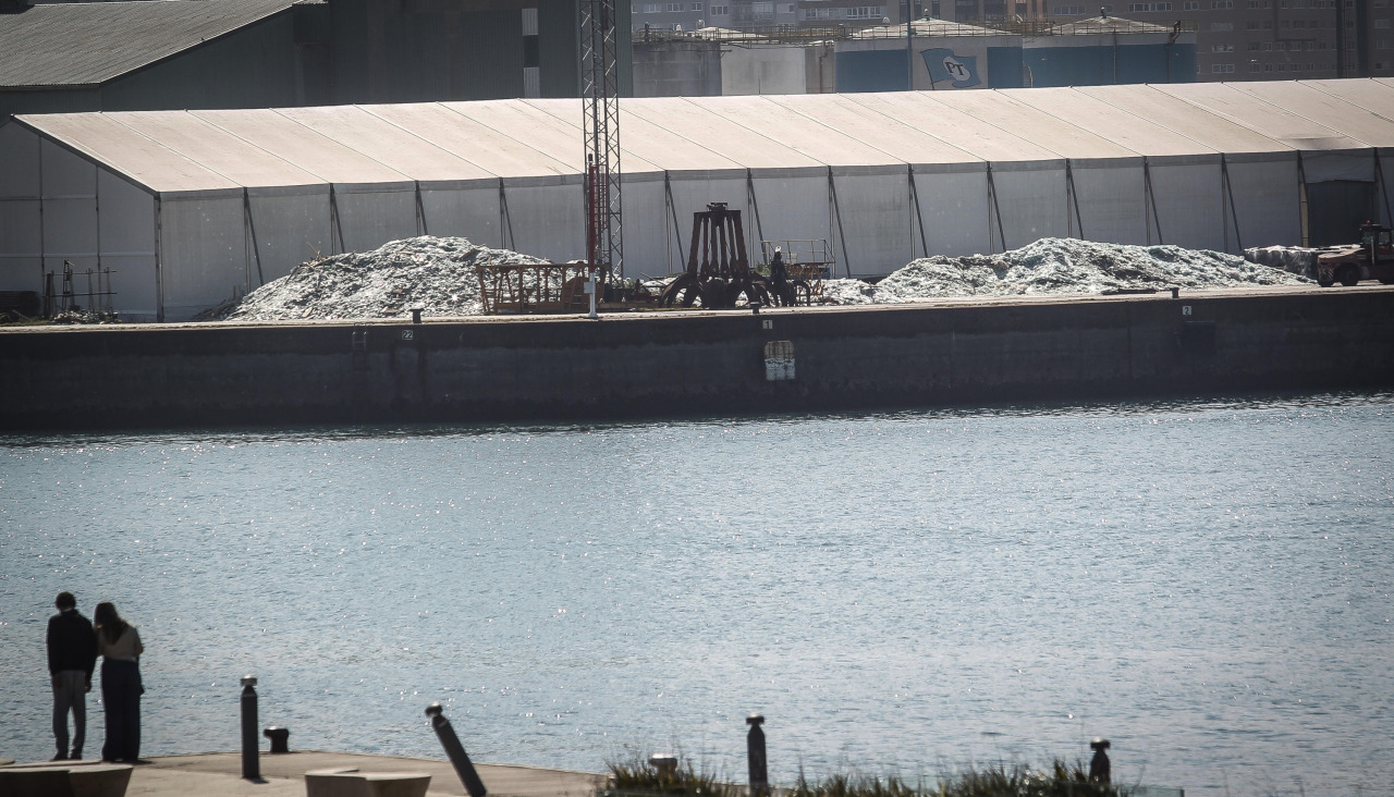 Una descarga de vidrio realizada en el puerto de A Coruña durante este mes de marzo