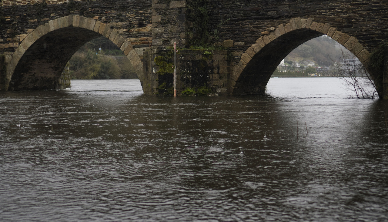 El rio Miño con el puente romano de Lugo