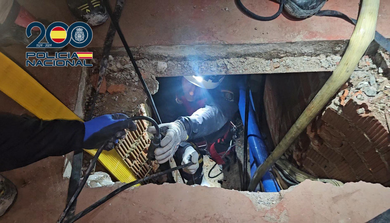 Uno de los investigadores, en el narcotúnel localizado en la ciudad autónoma de Ceuta