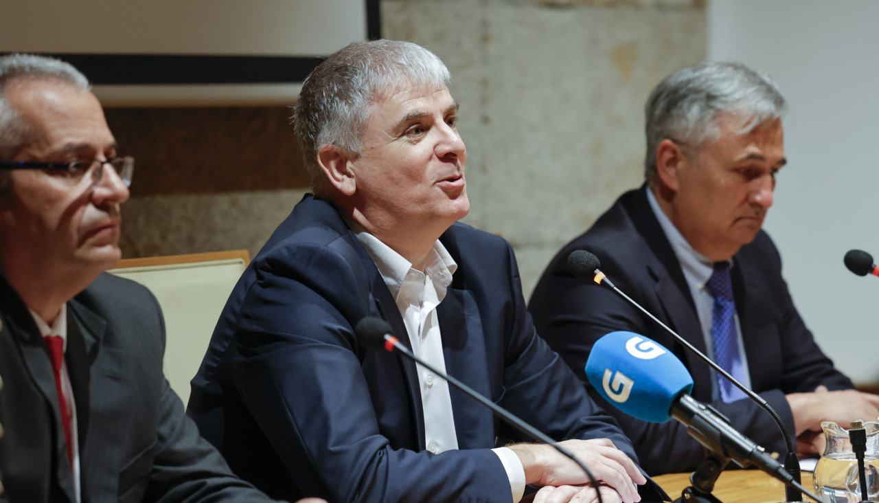 O director do Foro, Santiago Lago, á esquerda, este martes durante a presentación do informe