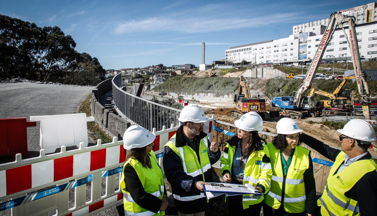 Visita de la Conselleira MarÃ­a MartÃ­nez Allegue a las obras de derribo del viaducto del CHUAC