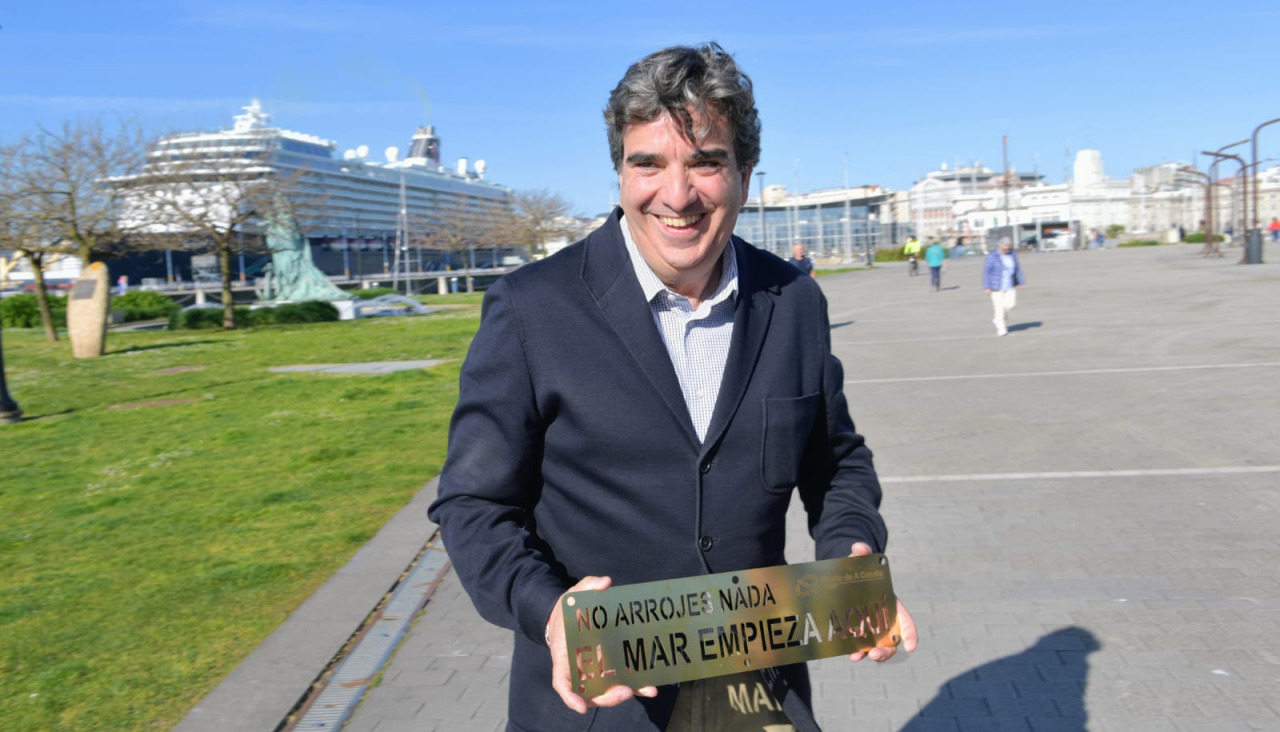 Martín Fernández Prado, con una de las placas