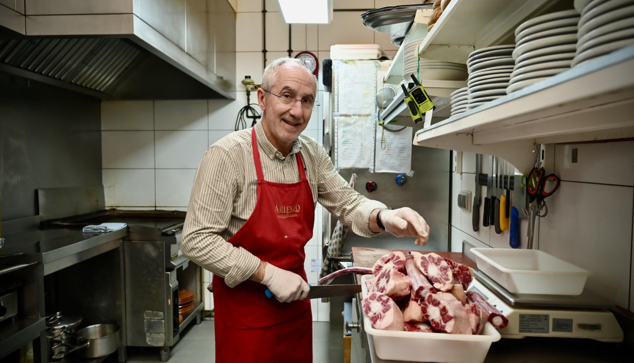 Ramón Fernández, Moncho, en la cocina de su restaurante en A Barcala