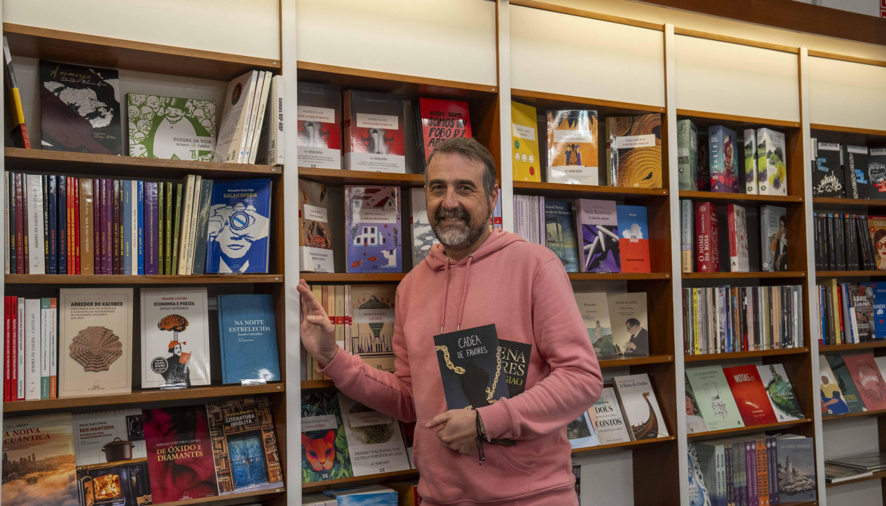 Rober Cagiao, coas dúas versións de ‘Cadea de favores’, na libraría Lume