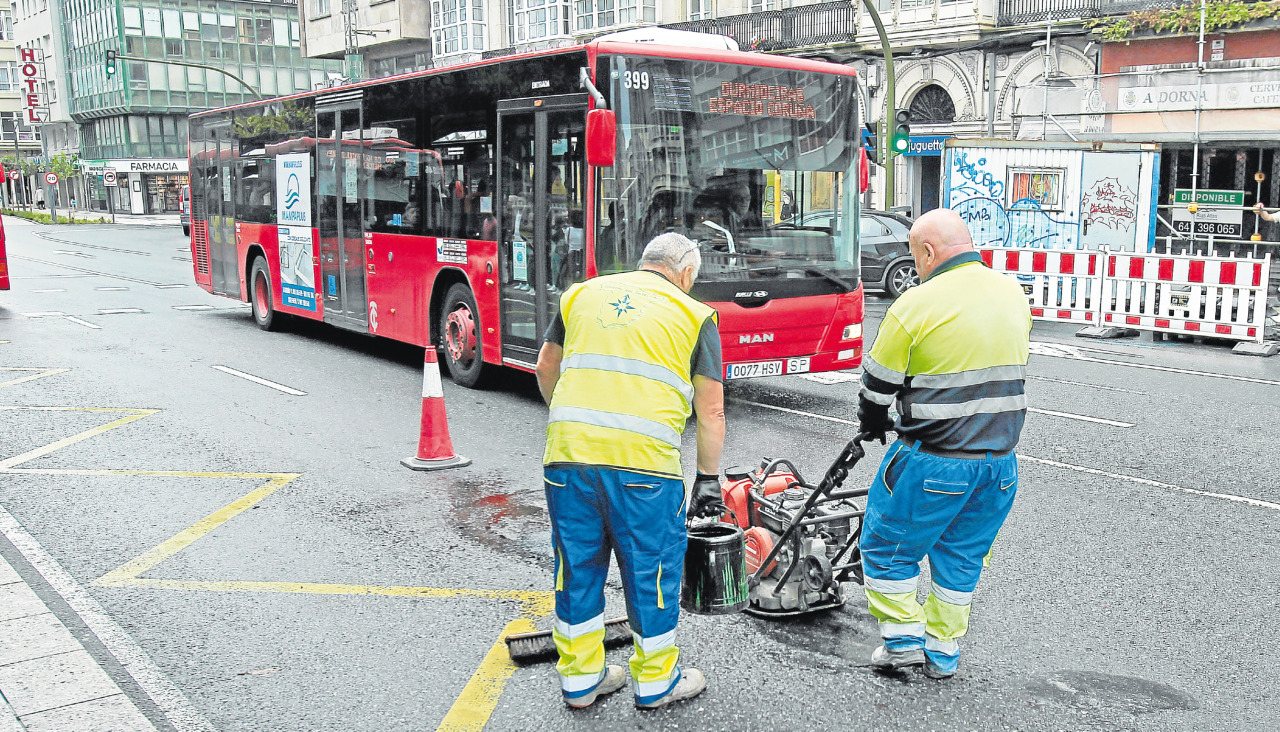 Operarios del Ayuntamiento arreglaban un bache en la plaza de Pontevedra en una imagen de 2025 |