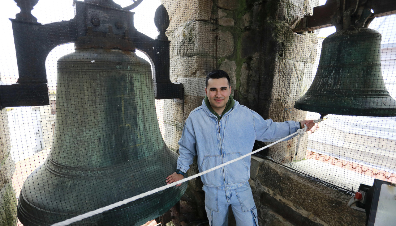 Mateo Vázquez, en el campanario más dotado de A Coruña, el de la Colegiata de Santa María, que tiene cinco campanasEl campanero Mateo Vázquez