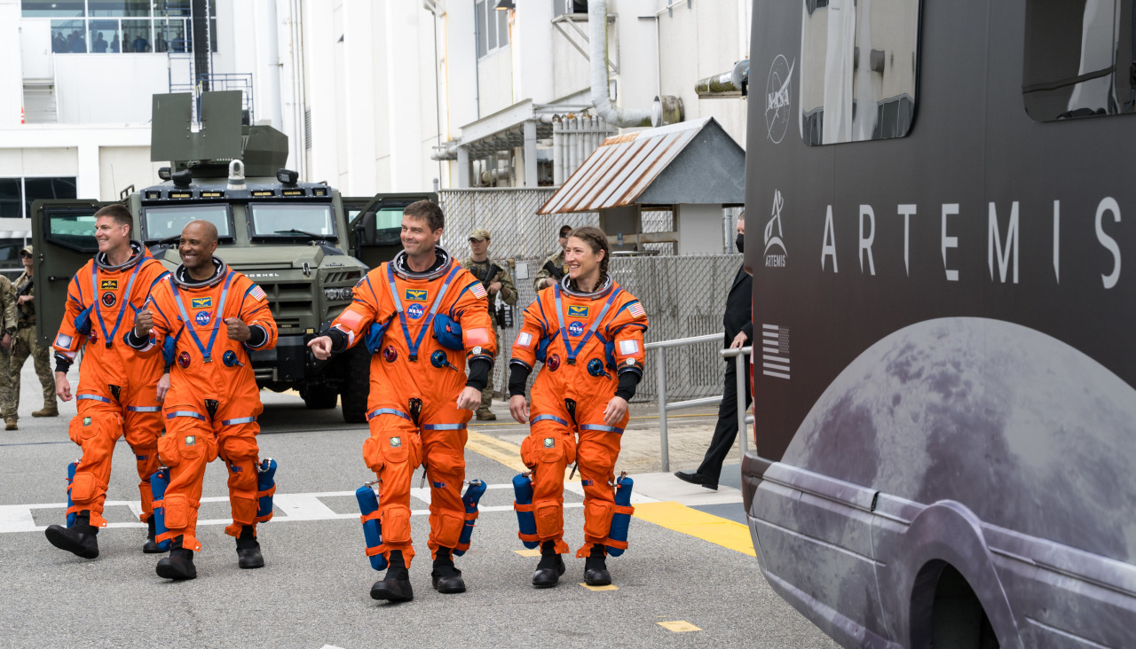 La tripulación de la misión Artemis II, de derecha a izquierda los astronautas de la NASA, la especialista de misión Christina Koch, el comandante Reid Wiseman, el piloto Victor Glover, y el astronauta de la Agencia Espacial Canadiense (CSA), el especialista de misión Jeremy Hansen.
