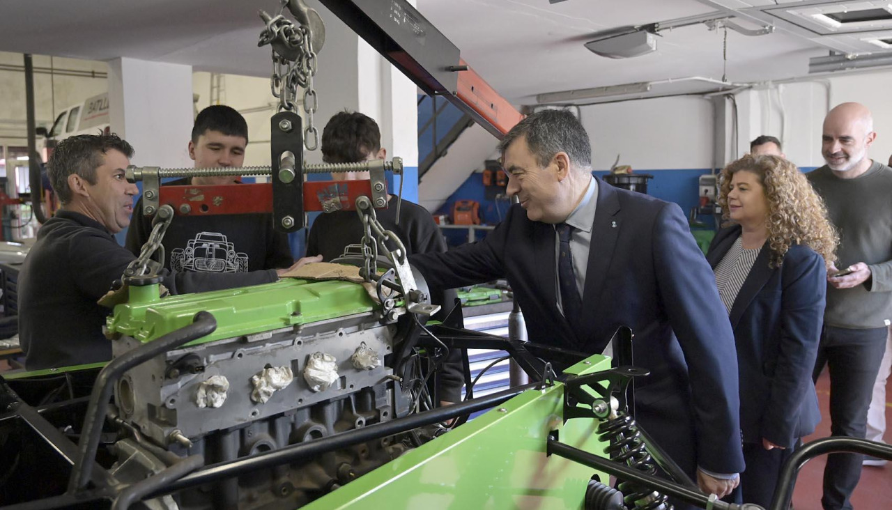 O conselleiro de Educación, nunha visita ao instituto de Curtis