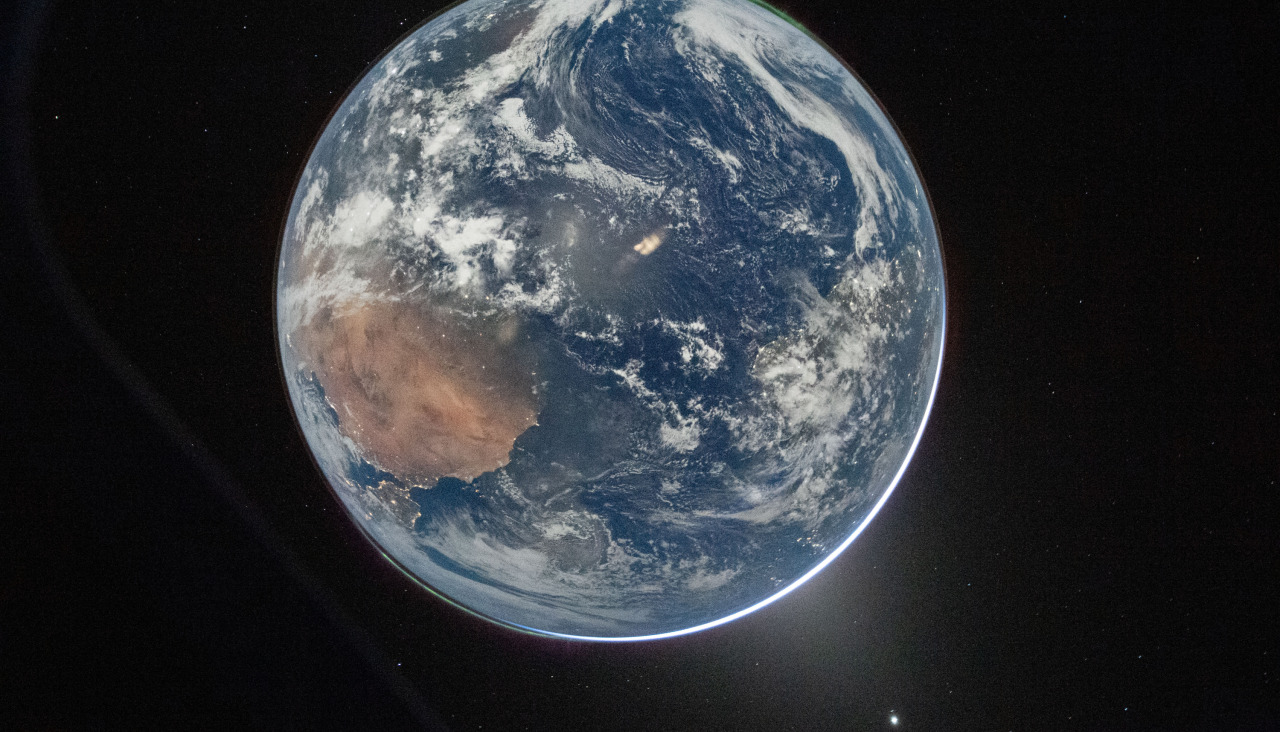 Imagen de la Tierra tomada por el astronauta de la NASA y comandante de la misión Artemis II, Reid Wiseman, desde la ventanilla de la nave espacial Orión el 2 de abril de 2026