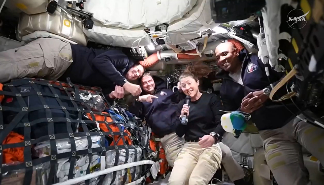 Imagen distribuida por la NASA que muestra a los cuatro astronautas de Artemis II dentro de la nave Orión