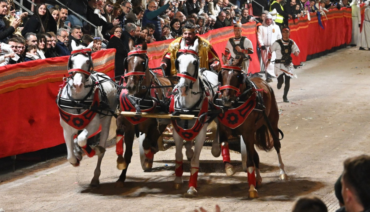 El presidente de la Región de Murcia, Fernando López Miras, participó anoche en el desfile bíblico pasional del Viernes Santo en Lorca, donde volvió a subirse a una cuádriga
