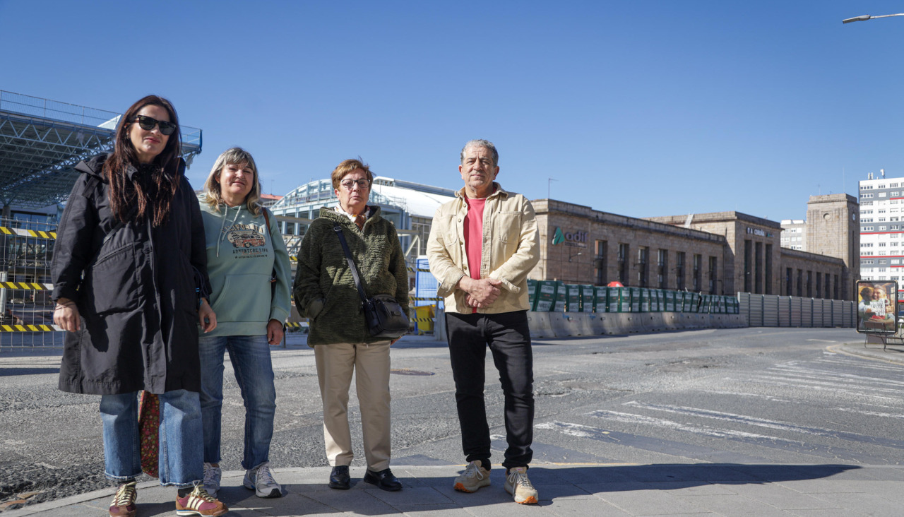 La directiva de la asociación vecinal de la avenida del Ferrocarril, con Alejandra Fernández a la cabeza (izquierda), posa para El Ideal Gallego