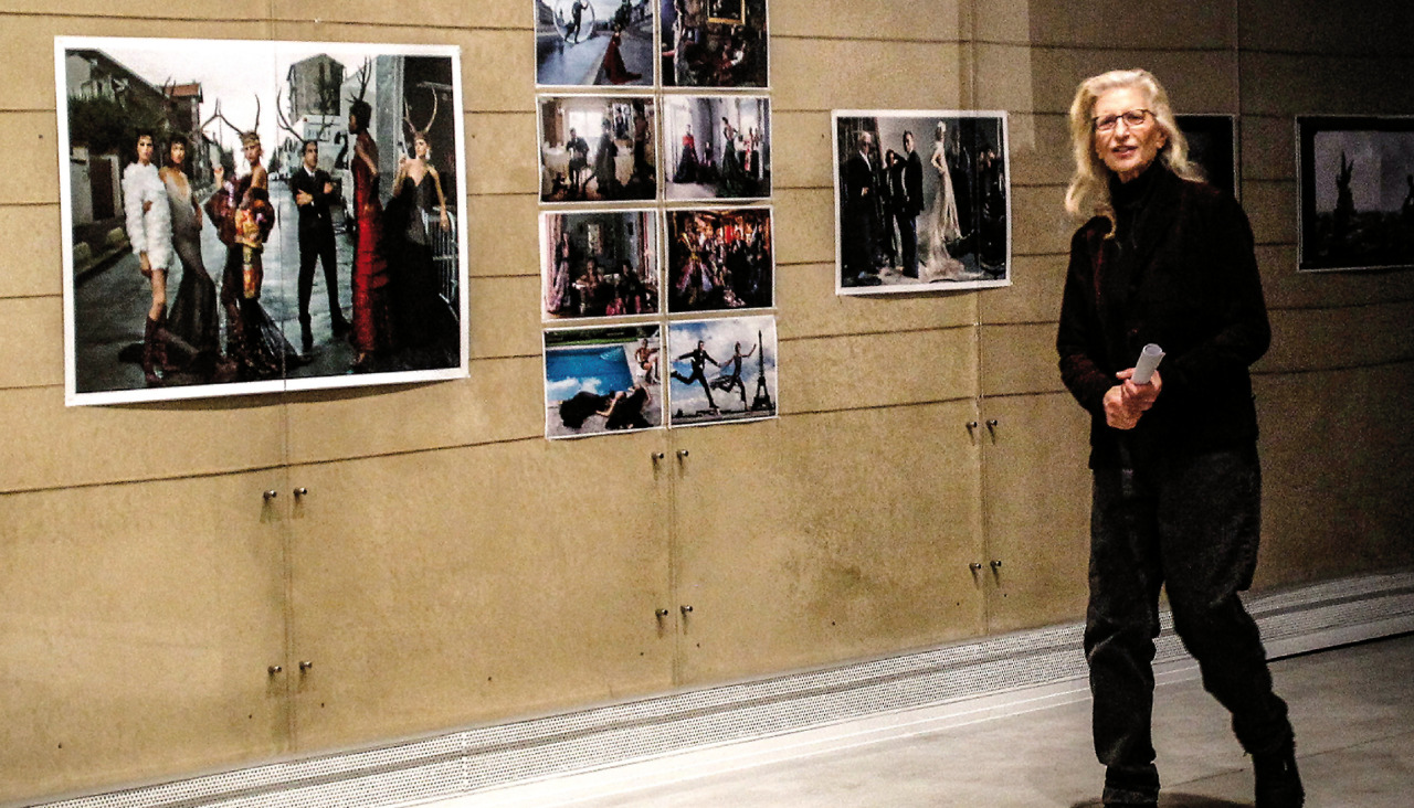 La fotógrafa Annie Leibovitz junto a sus obras en la exposición “Wonderland”