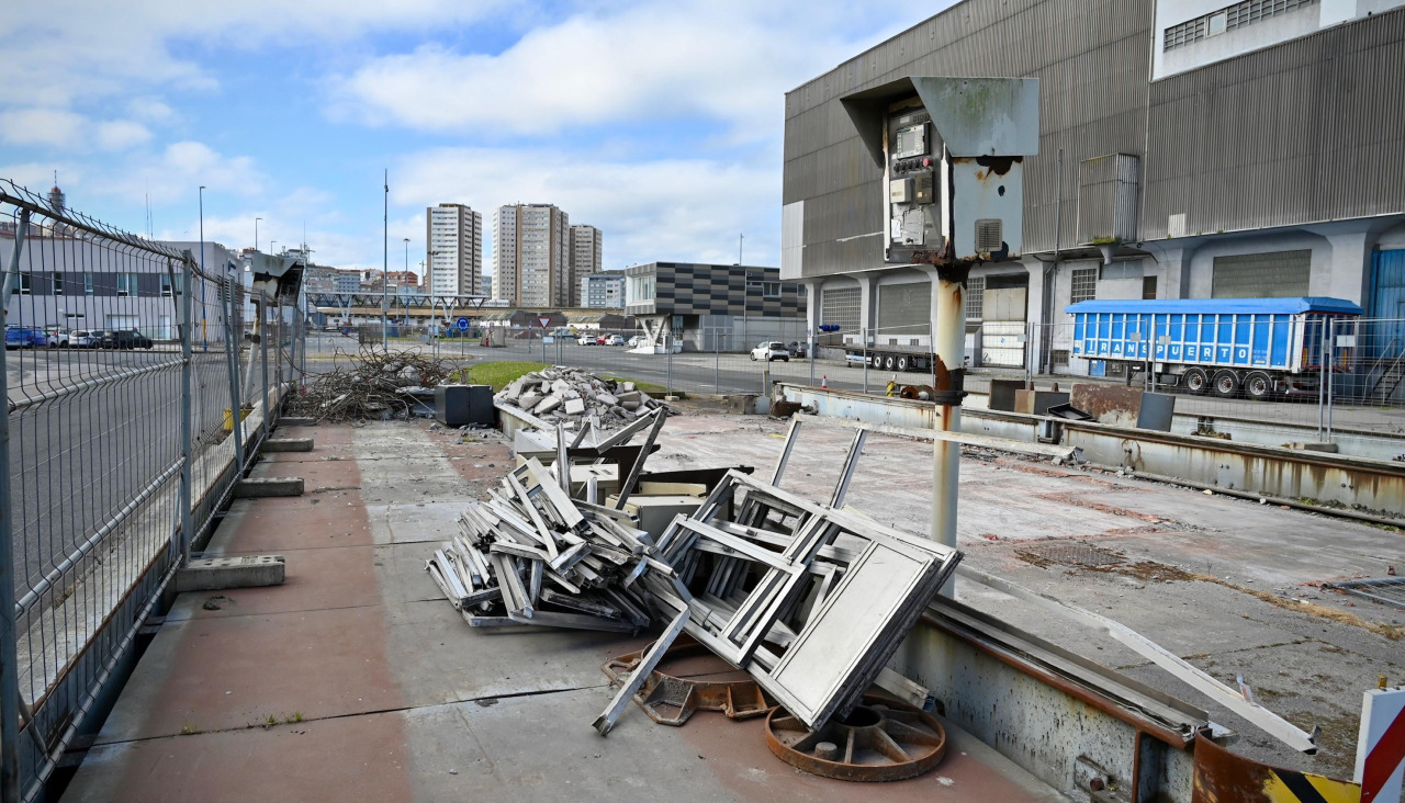 Trabajos de demolición de la báscula ubicada en el entronque de los muelles de San Diego y del Este