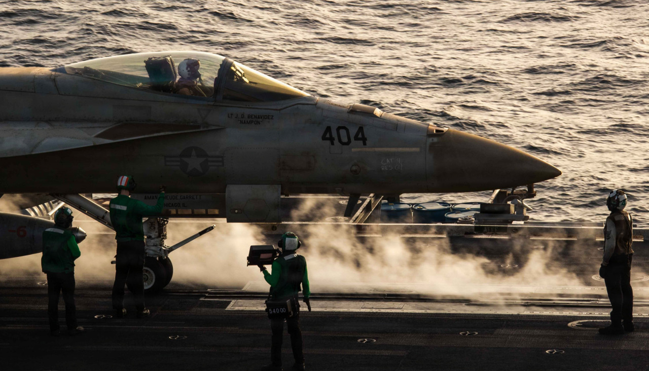 Imagen que muestra operaciones de vuelo en el USS Abraham Lincoln