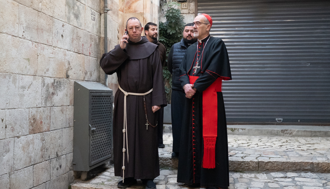 El patriarca latino de Jerusalén y máxima autoridad para los católicos en Tierra Santa, el cardenal Pierbattista Pizzaballa, aguarda a que la Policía israelí abra la puerta del Santo Sepulcro para la misa de Domingo de Pascua