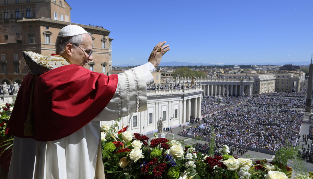 El papa León XIV, este domingo, durante la bendición urbi et orbi en la plaza de San Pedro