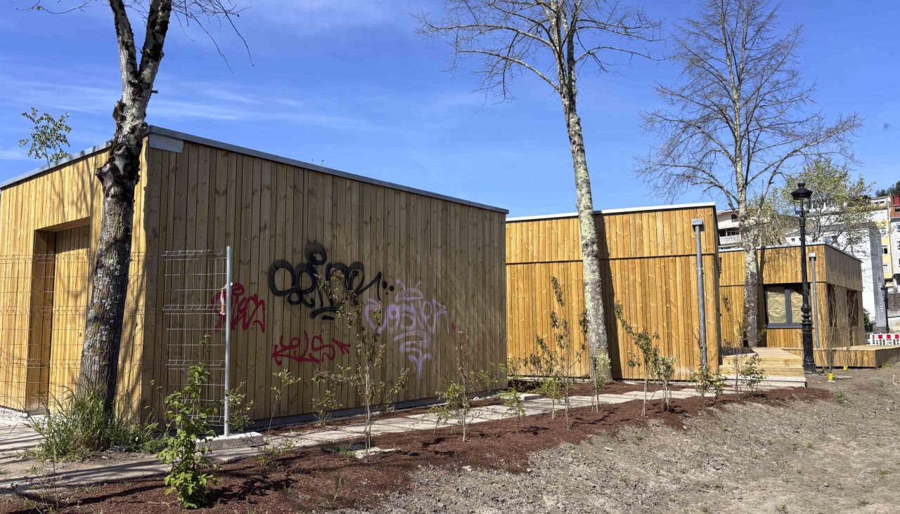 Uno de los módulos de A Tolerancia apareció con pintadas